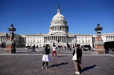 WAMU’s Week Ahead: Shutdown impact on local economy, the future of ‘DNA Alley,’ the 411 on Spotted Lanternflies