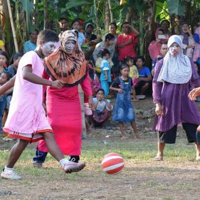 12. Main bola, gawang nya sendal. 12. Main bola, gawang nya sendal.