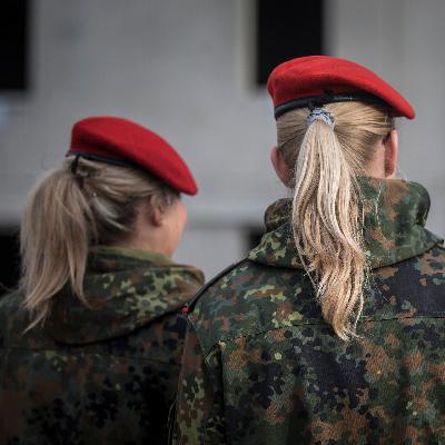 Bundes-Wehr - Junge Menschen kritisieren Regierung für geplantes Wehr-Dienst-Gesetz Bundes-Wehr - Junge Menschen kritisieren Regierung für geplantes Wehr-Dienst-Gesetz