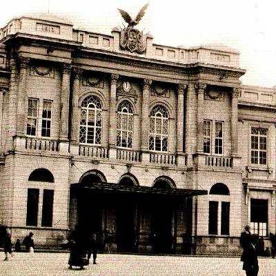 Un tren que llega a la estación Un tren que llega a la estación