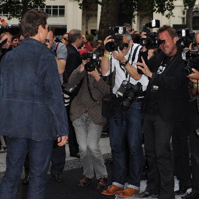 La estrella de Hollywood que no quiere que le mires a los ojos ni que te dirijas a él: "Nos hicieron firmar un papel"