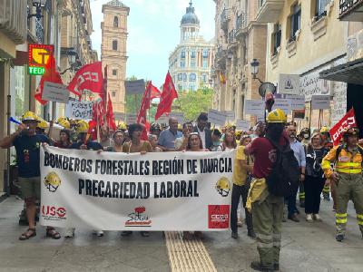 Los bomberos forestales protestan por sus condiciones laborales y salariales
