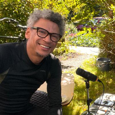 Martin Waser presenteert 'eindelijk' zijn eerste boek: "Het is een boek geworden om te lachen, een traantje weg te pinken én te beseffen dat we een heel mooi leven hebben."