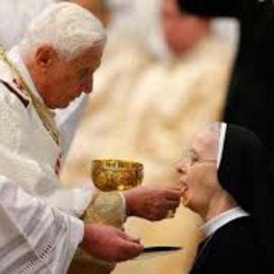 LA SAGRADA COMUNIÓN EN LA MANO, O EN LA BOCA?