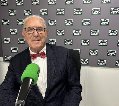 El cirujano Carlos Ballesta, especialista en cirugía laparoscópica, habla en Onda Cero Granada sobre tratamiento de la obesidad