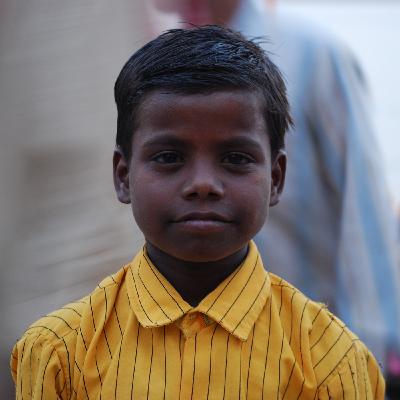 Varanasi, mi amigo Dhawal y una terraza mirando al río (INDIA)