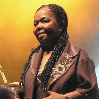 Muere la cantante Cesária Évora (2011)