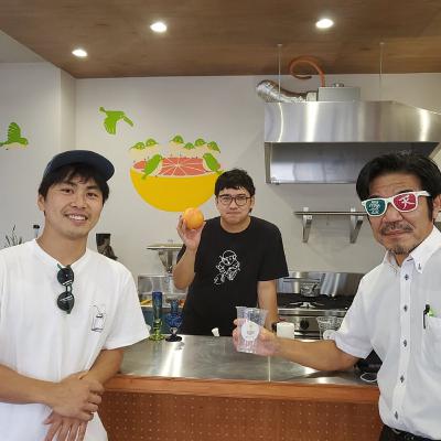 【vol.14】「文具店3代目がジューススタンドを始めた話」(前編) ゲスト:尾坂亮(マグロマート、ジューススタンドめじろ) 【vol.14】「文具店3代目がジューススタンドを始めた話」(前編) ゲスト:尾坂亮(マグロマート、ジューススタンドめじろ)