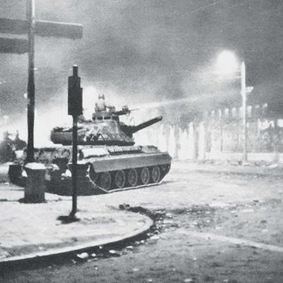 S04E10: Η στιγμή που το τανκ εφορμά στο Πολυτεχνείο- Ο φωτορεπόρτερ Αριστοτέλης Σαρρηκώστας 50 χρόνια μετάπεριγράφει στο Ράδιο Θεσσαλονίκη