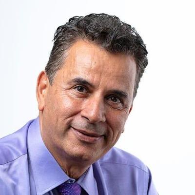 משחקות באש תחת אש - נאדר בוטו