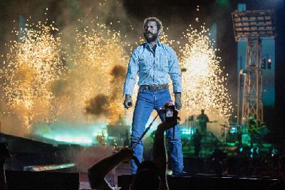 Country, rap, pop (y mucha cerveza): el cowboy Post Malone demuestra en Barcelona por qué triunfa en todo el mundo