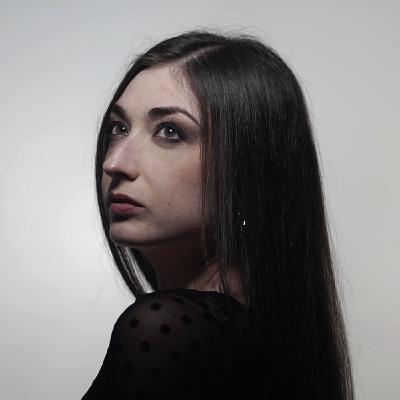 ALUCANDRA: il fascino misterioso di una cantautrice mediterranea (27/09/25)