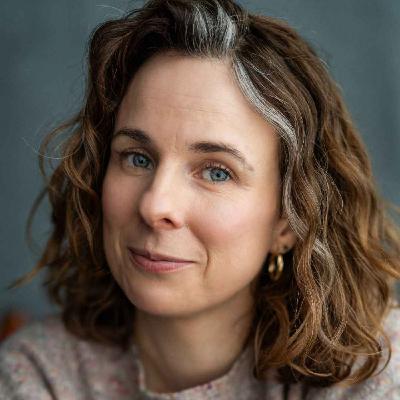 331: Cariad Lloyd on grief, writing, and problematic face painting