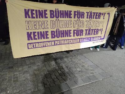 [O-Ton] „Keine Bühne für mutmaßliche Täter!“ – Kundgebung gegen Till-Lindemann-Konzert vor der Wiener Stadthalle (29.11.2025)