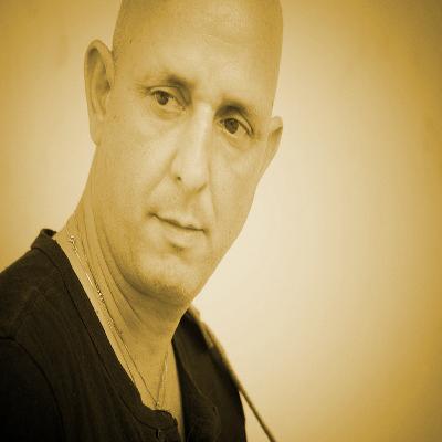 יוני רועה מספר על היצירה מאחורי הקלעים ומקדמת הבמה