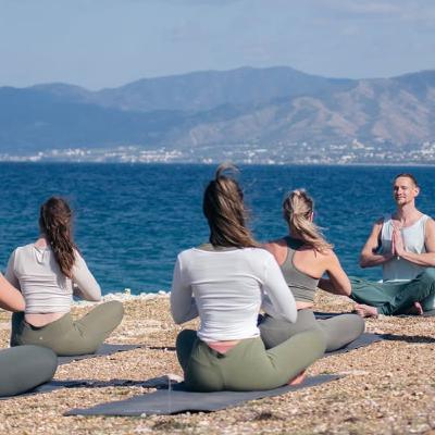 Mehr als Asanas – Die Kunst der Themenfindung im Yoga-Unterricht Mehr als Asanas – Die Kunst der Themenfindung im Yoga-Unterricht