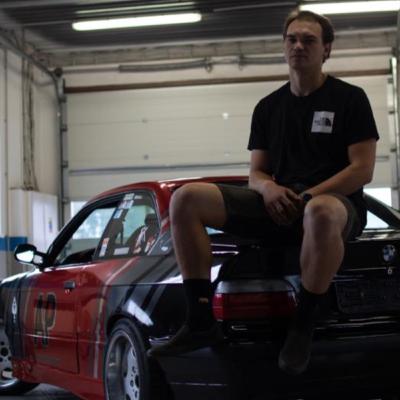 Dívat se na to jak auto letí 80km/h zadkem ke zdi je divácky extrémně poutavé - Jan Němec Dívat se na to jak auto letí 80km/h zadkem ke zdi je divácky extrémně poutavé - Jan Němec