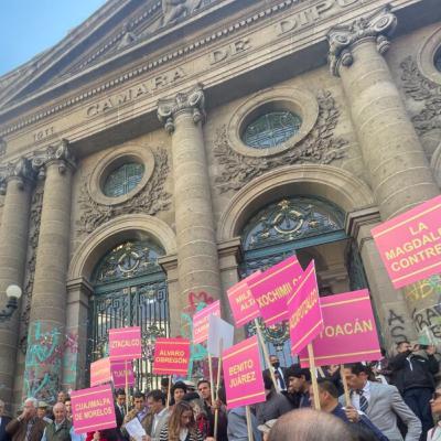Taurinos llevan Iniciativa Ciudadana al congreso de la Ciudad de México.
