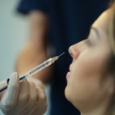 Nose Job (engl.) Nasenkorrektur ohne OP Schönheitschirurgie Mc Aesthetics Nose Job (engl.) Nasenkorrektur ohne OP Schönheitschirurgie Mc Aesthetics