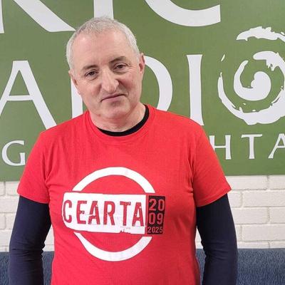 Dónal Ó Cnáimhsí, ball den ghrúpa, Tinteán agus Oifigeach Pleanála Teanga an Iarthuaiscirt. Dónal Ó Cnáimhsí, ball den ghrúpa, Tinteán agus Oifigeach Pleanála Teanga an Iarthuaiscirt.
