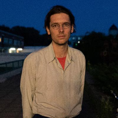Menschlichkeit in Zeiten der Simulation: Marius Goldhorns neuer transhumanistischer Roman „Die Prozesse“ | Buchkritik