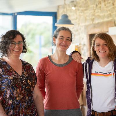 3. Sandra, Camille et Danielle (Bijoux en verre, Objets en bois, Céramique) - Se rassembler pour être plus visibles et se partager des tâches