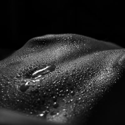 Fotografía de una mujer desnuda y mojada