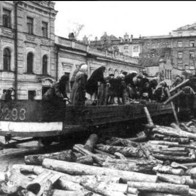 S8 Ep549: 2. Philps highlights Alice Moats, a socialite turned war correspondent. Defying British embassy orders to evacuate, "Mozy" stayed in Moscow and connected with Polish General Anders. Her story exposes the Soviet betrayal of Polish officers while providing
