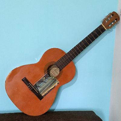 Carlos cerca del río: la guitarra, no Carlos cerca del río: la guitarra, no