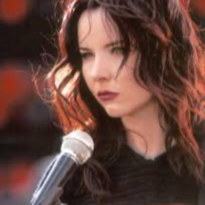 mayın tarlasında dolaşıp durmuşum aşk sanıp da - Şebnem Ferah hakkında