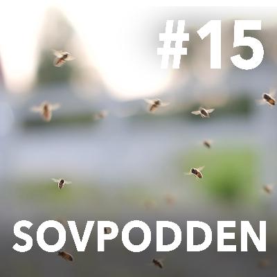 15. Honungsbin som flyger in mot kupan för kvällen 15. Honungsbin som flyger in mot kupan för kvällen