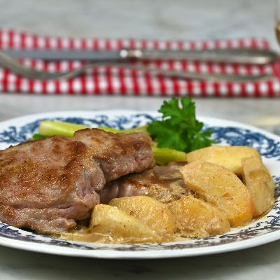 Schweinesteak auf gebratenen Äpfeln & Calvados