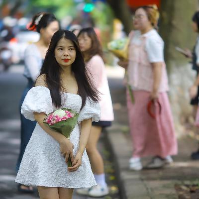 Bộ hành qua phố: Chuyện của sen tháng 10