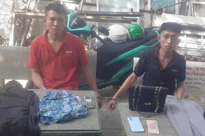 Bản tin chiều 18/12: Bắt giữ 2 kẻ cướp kề dao vào cổ phụ nữ uy hiếp Bản tin chiều 18/12: Bắt giữ 2 kẻ cướp kề dao vào cổ phụ nữ uy hiếp