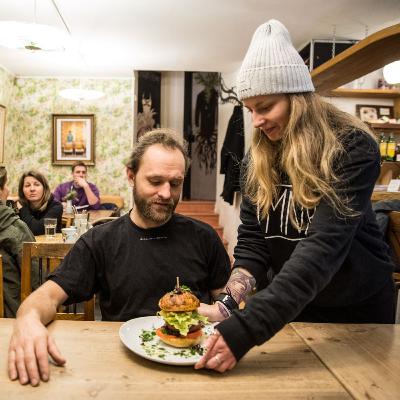 Nerovnost prochází žaludkem. Ženy sice posíláme do kuchyně, ale samy moc jíst nemají