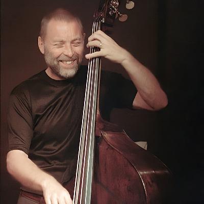 Dave Holland, un eterno buscador del sonido divertido.