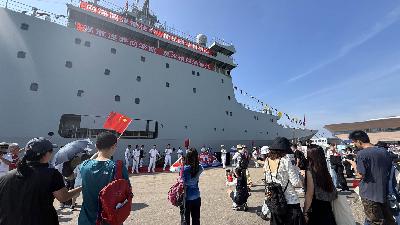 Crowds fired up for PLA charm offensive