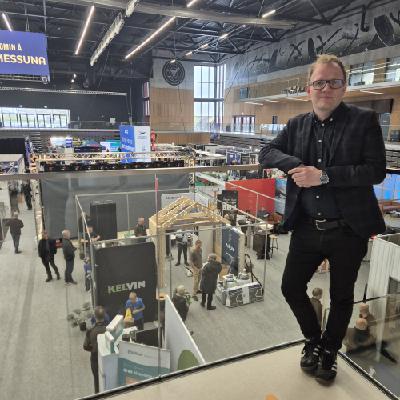 Við Tórði á túri í Stórhøllini við Tjarnir í Hoyvík Við Tórði á túri í Stórhøllini við Tjarnir í Hoyvík