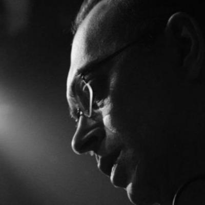 Küçük İskender - Bir Nedeni Yok Yalnızca Öptüm