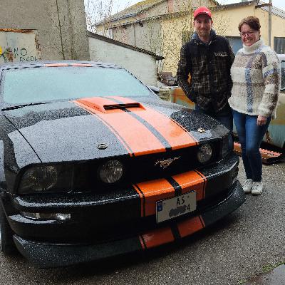 To blad Tueng med hver sin 2005 Mustang