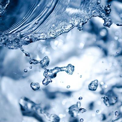 Lluvia sobre Agua con Piano de Fondo