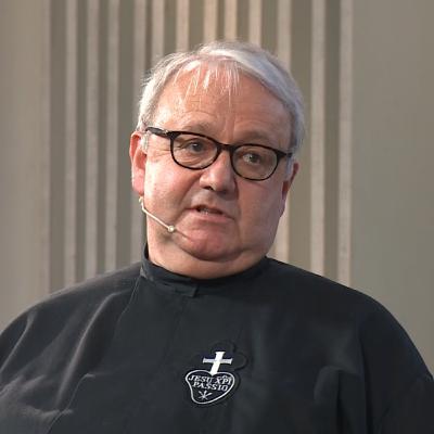 Der Weg von Anton Lässer: Vom Unternehmensberater zum katholischen Priester . Der Weg von Anton Lässer: Vom Unternehmensberater zum katholischen Priester .