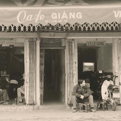 Hà Nội sống và yêu: Thủ đô trong một bát phở, một ly cafe