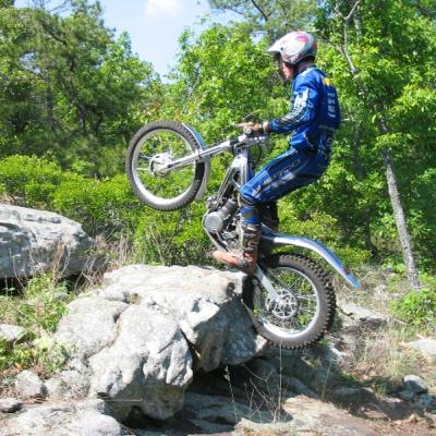 平衡的藝術：精英級摩托車攀爬賽身體姿態的生物力學與技術分析