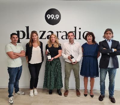 “CAFÉ DE NEGOCIOS” CON LAMAS Y ESTANTERÍAS