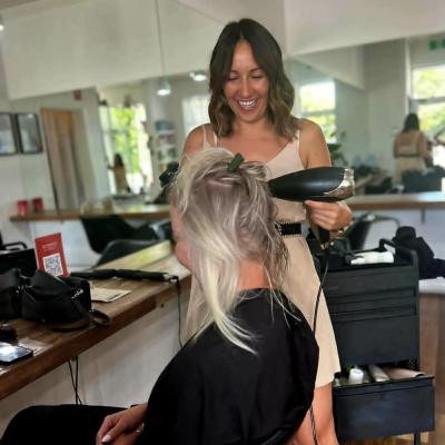 Entrepreneuse dans la coiffure & process de permanent visa - L'expérience de Léa