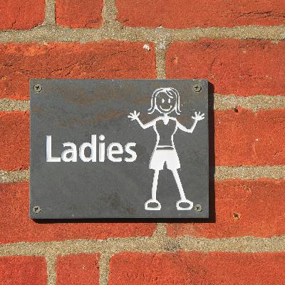 Was passiert auf der Damentoilette?