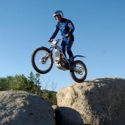 靜態之舞：精準與動量延續的岩石跳躍藝術