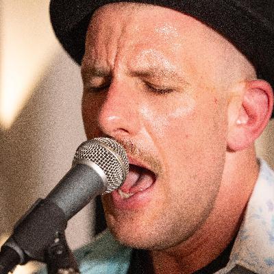 Tobi Enzl: Ein Musiker über Mundart, Musik und Heimatgefühl Tobi Enzl: Ein Musiker über Mundart, Musik und Heimatgefühl