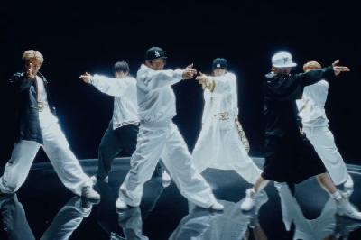 Watch: 82MAJOR Shoots Straight For The “TROPHY” In Charismatic New MV | Soompi